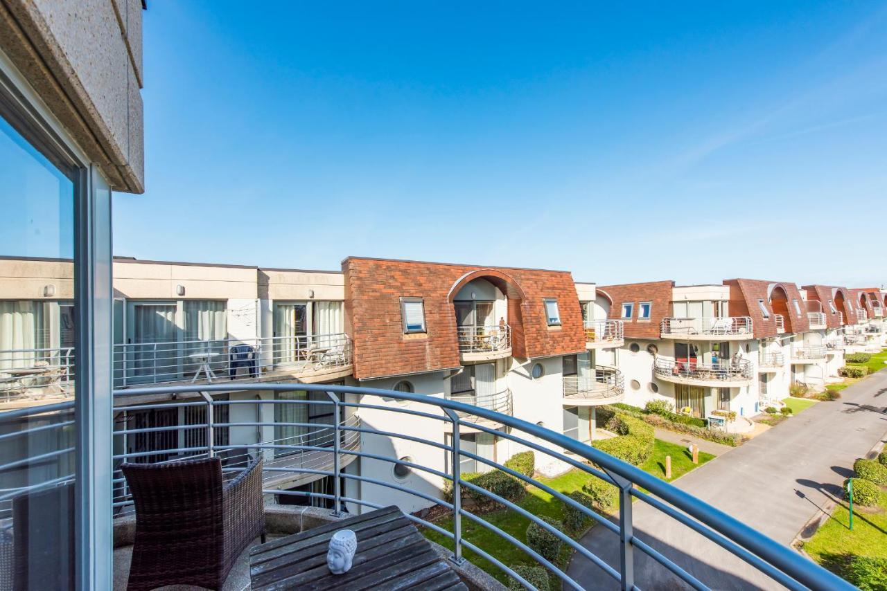 Modern Apartment With Terrace & Public Pool Bredene Exteriör bild